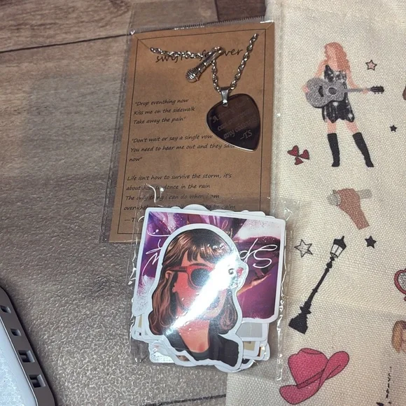 Taylor Swift Bundle - Picture 3 of 4